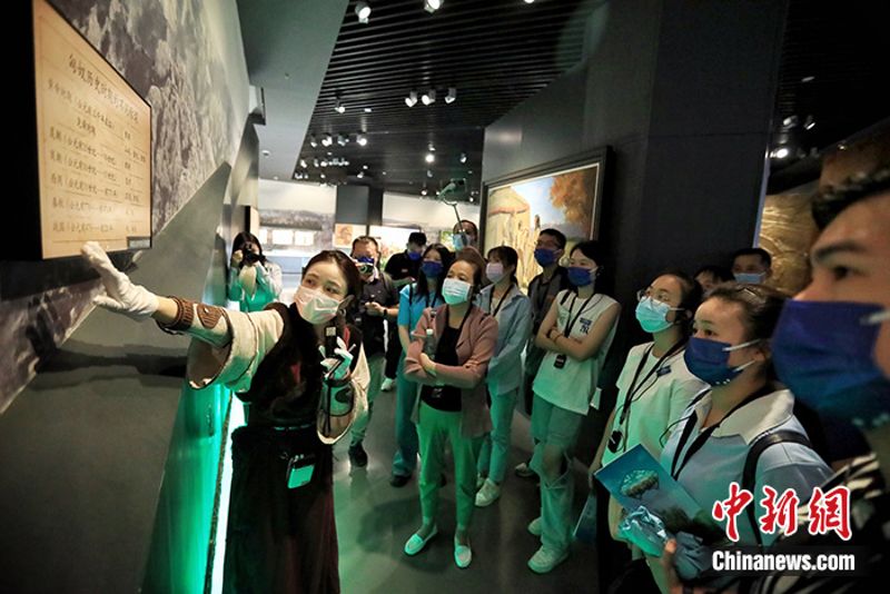 7月24日，40余位兩岸青年走進呼和浩特市昭君博物院參訪，了解內蒙古人文歷史和各民族交流交融故事。 中新社記者 李雪峰 攝